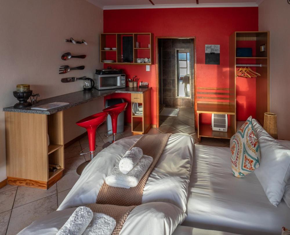 Island Cottage Guesthouse Luderitz ภายนอก รูปภาพ